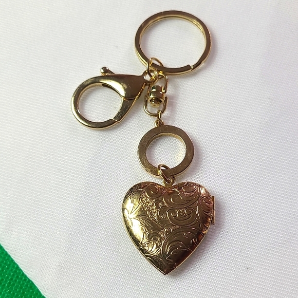 Gold Heart Locker Keychain Charm Accessory vtg style - Picture 6 of 10